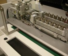 Doppel-Bondstation für 3D-MID´s mit 2 Werkstückträgern für je 6 Produkte; die Produkte werden jeweils gleichzeitig gedreht und gekippt, um auf den verschiedenen Ebenen des Produkt bonden zu können