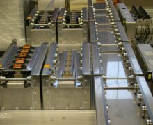 3-Spur Transport für die Verkettung von 2 Wire-Bondern mit jeweils 2 Bondstationen; eine Bypass-Spur, 3 Shuttle