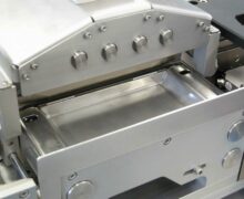 In Transportsystem integrierte Reinigungsstation zum Abblasen der Produkte mit Reinstluft und Absaugung