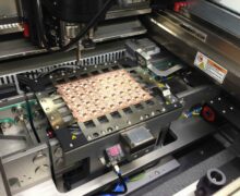 Bondstation für Keramik-Substrat, Vakuumklemmung, hartmetallbeschichtete Führungsleisten, berührungsloser Laser-Stopper, schonendes Anlegen des Substrats an die Vakuumplatte durch gefederte Finger