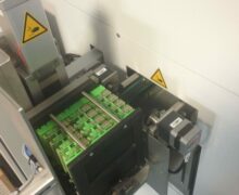 Magazin-Lift in Maschine integriert, kurzer Pusher durch Einzugrollen