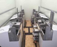 4 Automatisierungseinheiten mit integrierten Liften im LKW